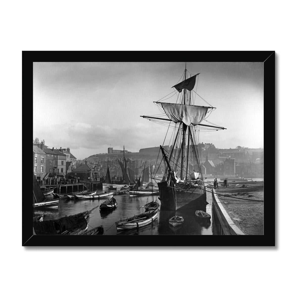 Photographie encadrée du port de Whitby John Lewis